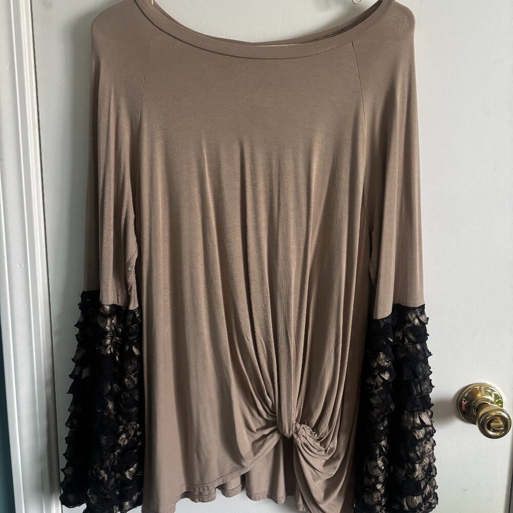 Promesa top with ruffly sleeves, size M